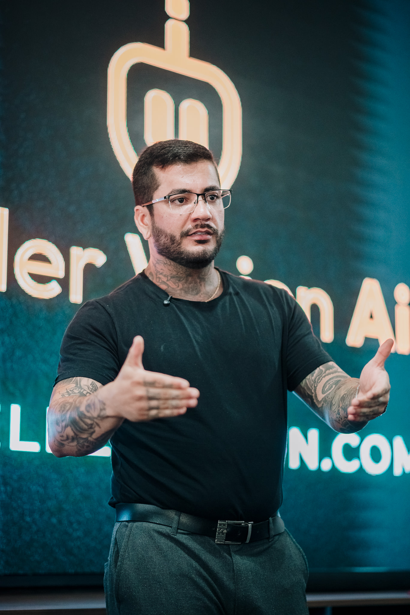 Gabriel Cazonato apresentando ecossistema